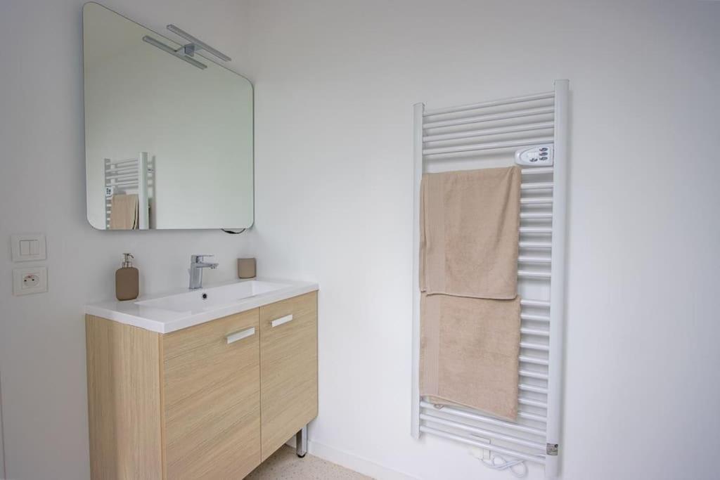 Appartement Avec Terrasse Et Parking, A Meaux Luaran gambar